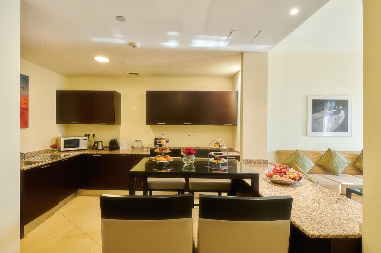 Bahi Ajman Palace Hotel Exterior foto A kitchen in a serviced apartment